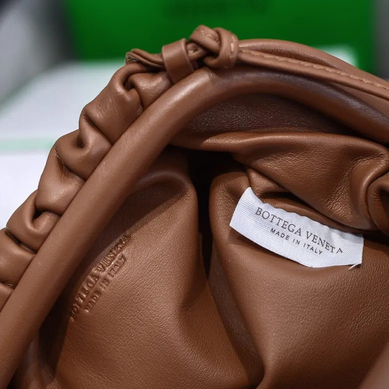 Batch 1120 Bottega Veneta cloud bag ☁️POUCH series Original plain calfskin, super low-key and attractive, soft and casual, major internet celebrity bloggers are crazy about calling it fashionable and classy, ​​lazy and intellectual, small size: 23*13*8 (small cloud plain) caramel color